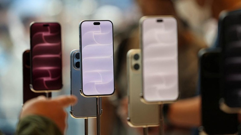 Customers look at the new iPhone 18 Pro series smartphones on display as the models go on sale, at an Apple store in Beijing, China September 18, 2026. REUTERS/Tingshu Wang