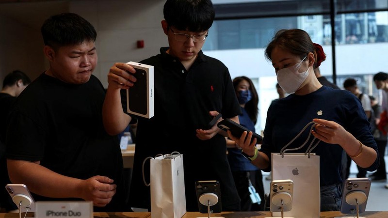 Customers look at the new iPhone 18 Pro series smartphones on display as the models go on sale, at an Apple store in Beijing, China September 18, 2026. REUTERS/Tingshu Wang