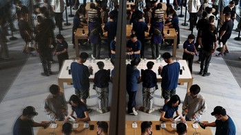 Kedua model tersebut diperkenalkan Apple pada September 2026 dengan chip A20 Pro dan sejumlah peningkatan pada sistem kamera. REUTERS/Tingshu Wang