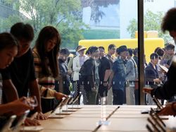 Warga Beijing Berburu iPhone 18 Pro dan Pro Max!
