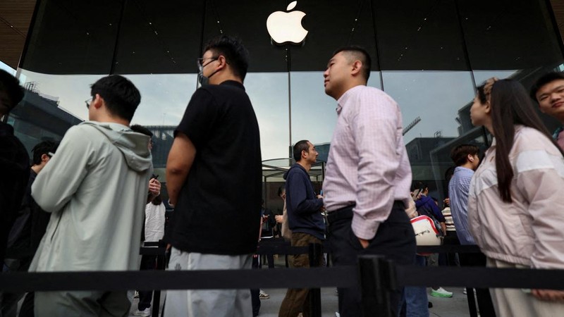 Customers look at the new iPhone 18 Pro series smartphones on display as the models go on sale, at an Apple store in Beijing, China September 18, 2026. REUTERS/Tingshu Wang