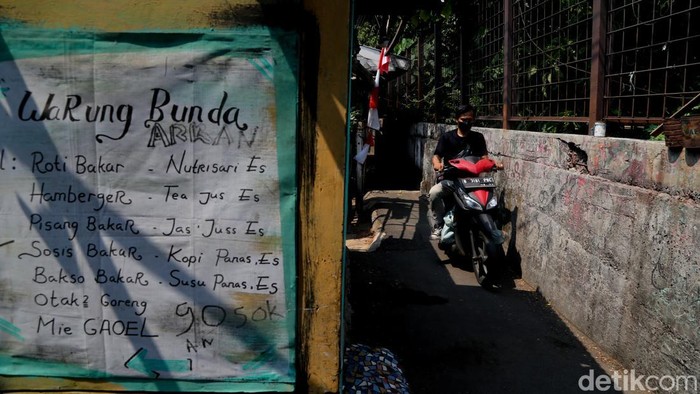 Kendaraan melintas di jalan sejajar rel Pasar Minggu, Jakarta, Jumat (18/9/2026). Gubernur DKI Jakarta Pramono Anung menargetkan akses jalan sejajar rel Pasar Minggu, Jakarta Selatan, rampung tahun 2027.