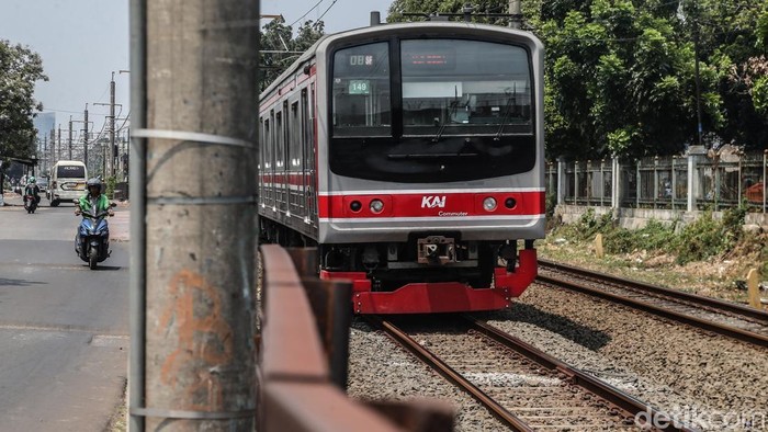 Kendaraan melintas di jalan sejajar rel Pasar Minggu, Jakarta, Jumat (18/9/2026). Gubernur DKI Jakarta Pramono Anung menargetkan akses jalan sejajar rel Pasar Minggu, Jakarta Selatan, rampung tahun 2027.