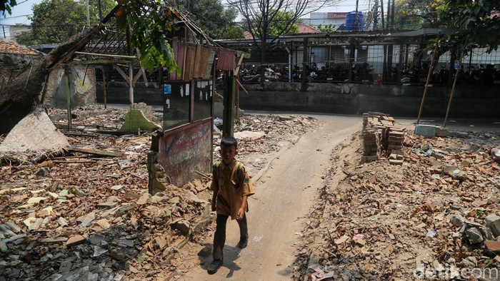 Kendaraan melintas di jalan sejajar rel Pasar Minggu, Jakarta, Jumat (18/9/2026). Gubernur DKI Jakarta Pramono Anung menargetkan akses jalan sejajar rel Pasar Minggu, Jakarta Selatan, rampung tahun 2027.