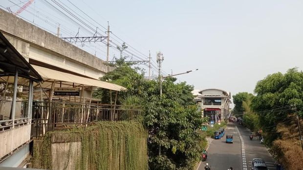 Jalur pejalan kaki dari Stasiun LRT Manggarai ke Stasiun KRL Manggarai dan sebaliknya (Shonya/detikcom) Jalur pejalan kaki dari Stasiun LRT Manggarai ke Stasiun KRL Manggarai dan sebaliknya (Shonya/detikcom)
