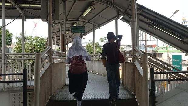JPO yang menjadi akses menuju Stasiun KRL Manggarai (Shonya/detikcom) JPO yang menjadi akses menuju Stasiun KRL Manggarai (Shonya/detikcom)