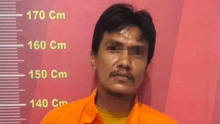 Pelaku saat diamankan di kantor polisi.