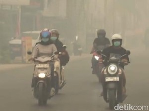 Gerimis Numpang Lewat, Asap Karhutla Kobar Makin Pekat hingga Masuk Rumah