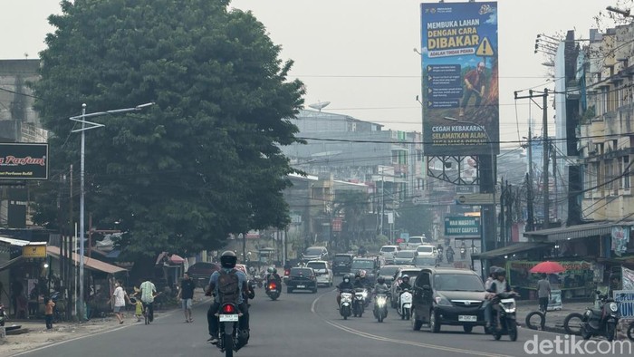 Kabut asap karhutla masih menyelimuti Kota Jambi pagi ini meski sedikit berkurang dari sebelumnya