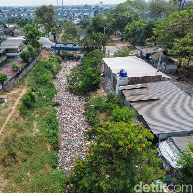 Kali Jambe Bekasi Dipenuhi Sampah Hingga 500 Meter, Warga Keluhkan Bau