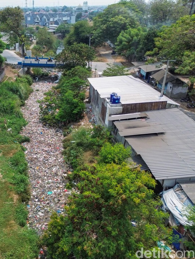 Kali Jambe Bekasi Dipenuhi Sampah Hingga 500 Meter, Warga Keluhkan Bau