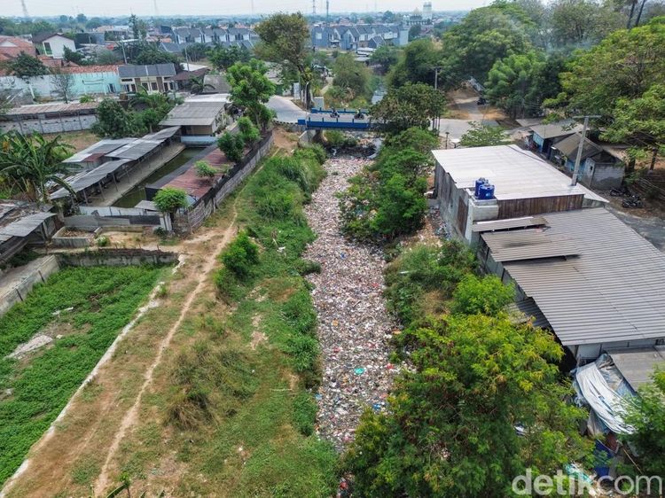 Kali Jambe Bekasi Dipenuhi Sampah Hingga 500 Meter, Warga Keluhkan Bau
