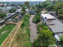 Kali Jambe Bekasi Dipenuhi Sampah Hingga 500 Meter, Warga Keluhkan Bau