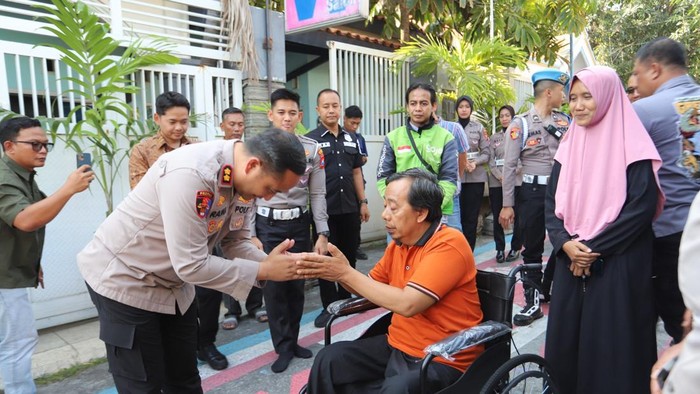Kapolres Gresik memberikan santunan berupa kursi roda dan modal untuk buka toko bagi driverl ojol yang tidak bisa narik usai terlibat kecelakaan.