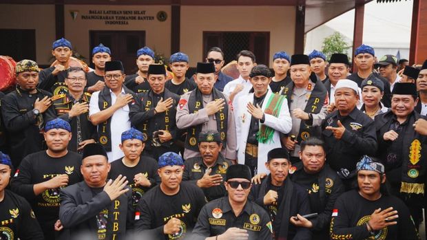 Kapolri Jenderal Polisi Listyo Sigit Prabowo mendorong pembentukan padepokan pencak silat Tjimande di setiap kabupaten di Banten. (dok Polri)
