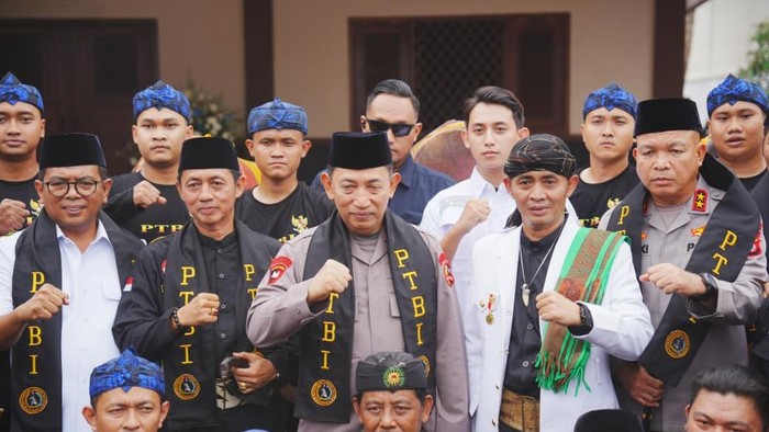 Kapolri Jenderal Polisi Listyo Sigit Prabowo mendorong pembentukan padepokan pencak silat Tjimande di setiap kabupaten di Banten. (dok Polri)