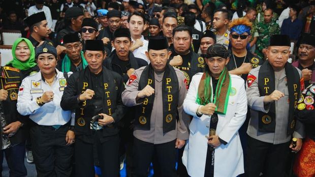 Kapolri Jenderal Polisi Listyo Sigit Prabowo mendorong pembentukan padepokan pencak silat Tjimande di setiap kabupaten di Banten. (dok Polri)