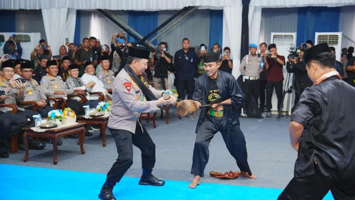 Kapolri Jenderal Polisi Listyo Sigit Prabowo mendorong pembentukan padepokan pencak silat Tjimande di setiap kabupaten di Banten. (dok Polri)