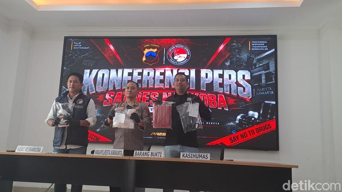 Konferensi pers ungkap kasus peredaran sabu yang digelar di Polresta Solo, Jumat (18/9/2026).