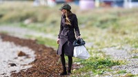 Gaya Kate Middleton Pakai Coat Burberry Saat Pungut Sampah Curi Perhatian