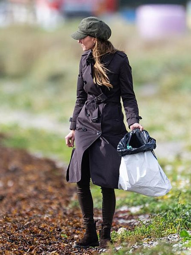 Gaya Kate Middleton Pakai Coat Burberry Saat Pungut Sampah Curi Perhatian