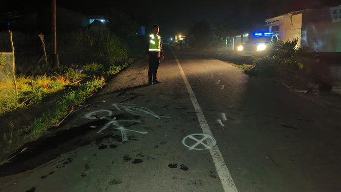 Petugas kepolisian saat melakukan olah tkp di lokasi kecelakaan di Dairi