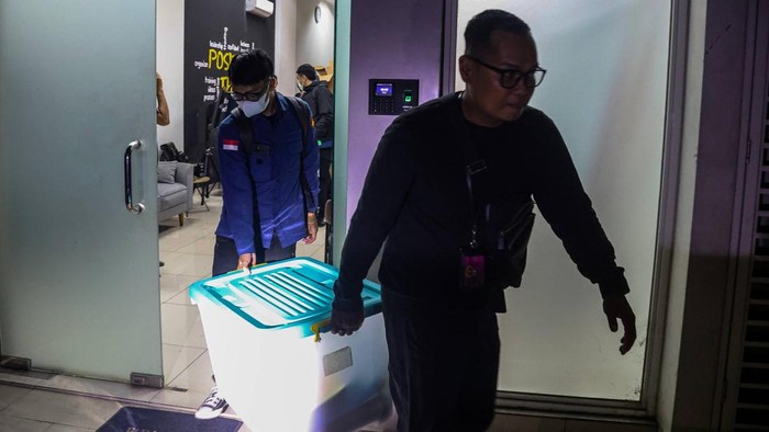 Penyidik Pidana Khusus Kejaksaan Agung membawa box usai melakukan penggeledahan di Kantor Badan Pendapatan Daerah (Bapenda) Bekasi, Kota Bekasi, Jawa Barat, Kamis (17/9/2026). Kejaksaan Agung menggeledah sejumlah kantor di lingkungan Pemerintah Kota 