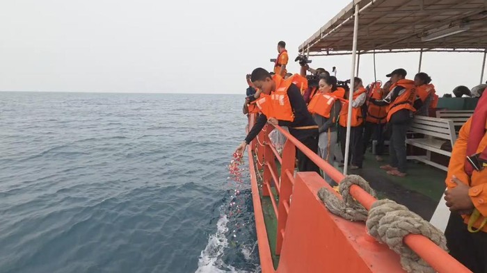 Keluarga jurnalis hilang gelar tabur bunga (dok istimewa)