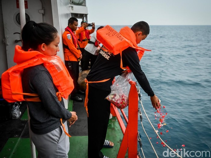 Keluarga Yudistiro tabur bunga di Selat Sunda Anak dari jurnalis iNews, Yudistiro Pranoto, Kenzie Hafizan Pranoto (kanan) bersama ibunya Rodiah Nasution (kiri) melakukan tabur bunga dari atas kapal KN SAR 247 Tetuka di Perairan Selat Sunda, Banten, Jumat (18/9/2026). Tabur bunga tersebut dilakukan sebagai bentuk penghormatan kepada lima jurnalis dan tiga awak kapal yang hilang kontak saat melakukan peliputan erupsi Gunung Anak Krakatau. ANTARA FOTO/Rivan Awal Lingga/agr