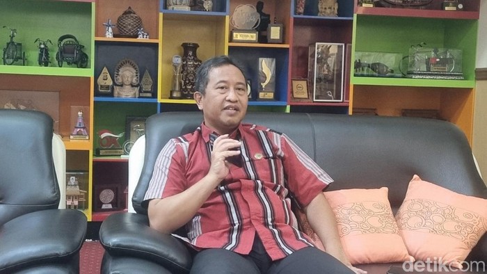 Kepala Dinas Pendidikan, Pemuda dan Olahraga (Disdikpora) Daerah Istimewa Yogyakarta (DIY), Raden Suci Rohmadi saat memberikan keterangan, Jumat (18/9/2026).