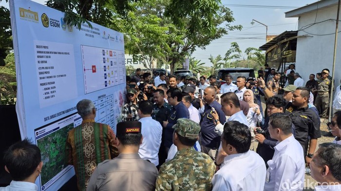 Kepala Staf Kepresidenan Jenderal TNI (Purn) Dudung Abdurrachman mengecek jaringan gas yang dibiayai APBN di Gresik.