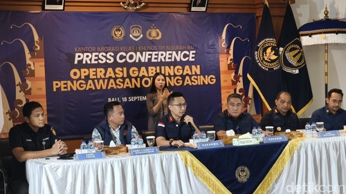 Konferensi pers Operasi Gabungan Pengawasan Orang Asing di Kantor Imigrasi Ngurah Rai, Jumat (18/9/2026).