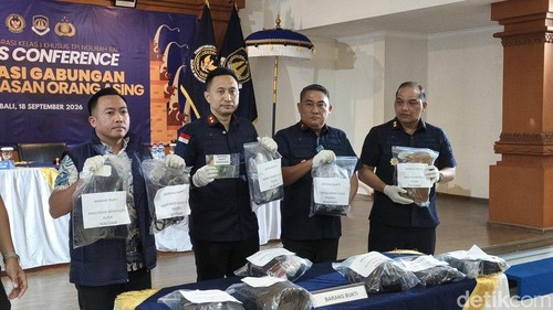 Konferensi pers Operasi Gabungan Pengawasan Orang Asing di Kantor Imigrasi Ngurah Rai, Jumat (18/9/2026).