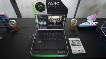 Mengusung engsel 180 derajat, sasis setebal 19,45 mm, daya tahan baterai 12 jam, serta teknologi hemat daya AI Power Gear III. Foto: Dok. Gigabyte