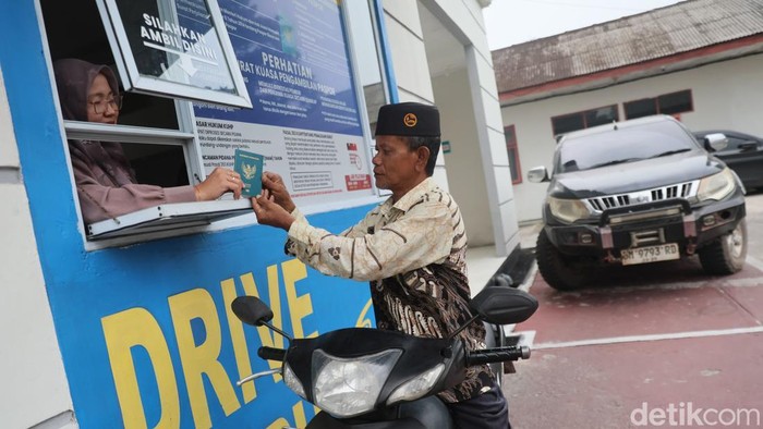 Imigrasi Dumai menghadirkan layanan drive thru untuk pengambilan paspor. Sepanjang 2026, sebanyak 12.849 paspor telah diterbitkan.