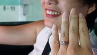 He asked, Will you marry me?, tulis Leony dilihat pada Jumat (18/9/2026). Foto: Instagram @leonyvh