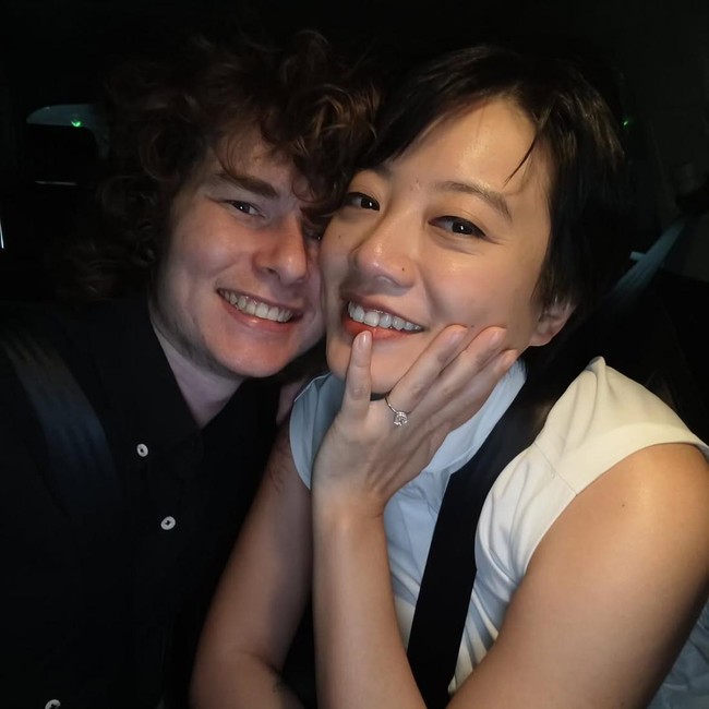 So Sweet! Leony Umumkan Dilamar Pacar Bule