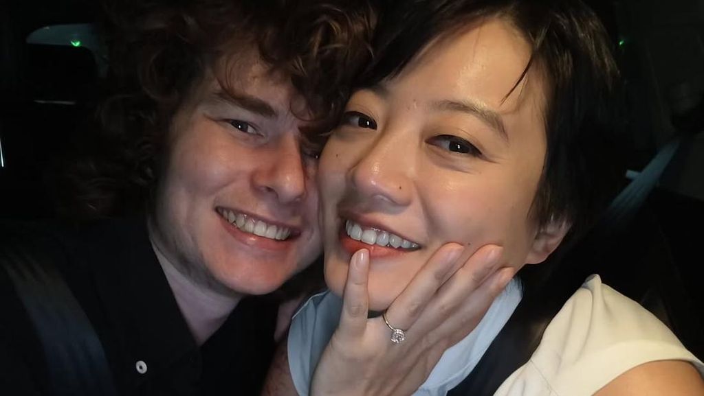 So Sweet! Leony Umumkan Dilamar Pacar Bule
