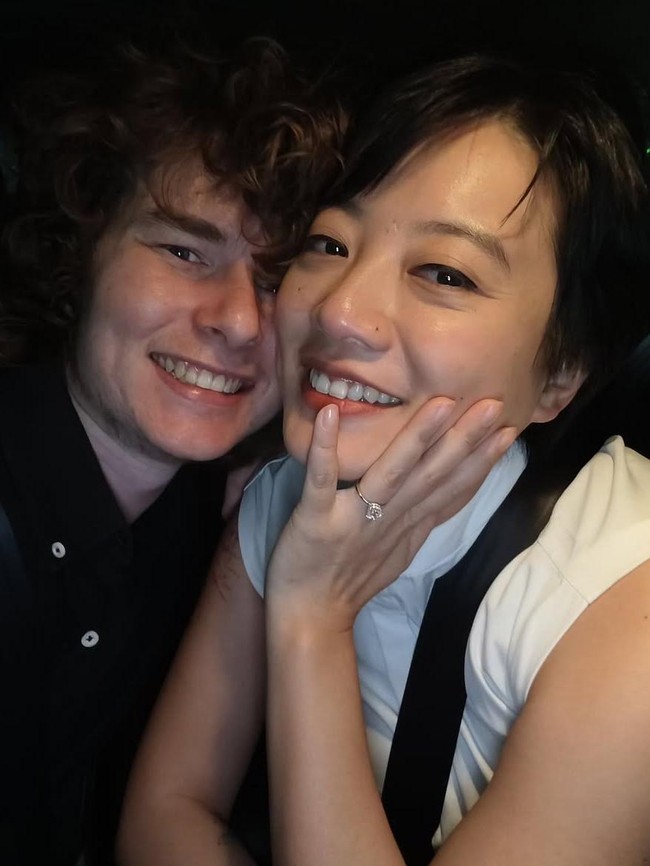 So Sweet! Leony Umumkan Dilamar Pacar Bule