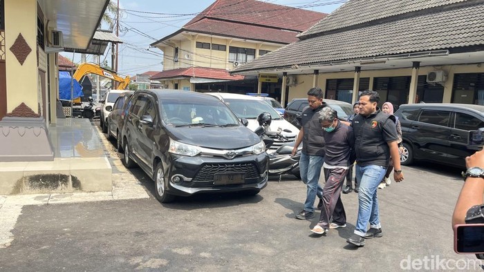NH alias MNH menantu pengasuh Ponpes Ash-Sholihah Sleman yang memerkosa eks santriwati digelandang di kantor polisi, Jumat (18/9/2026).