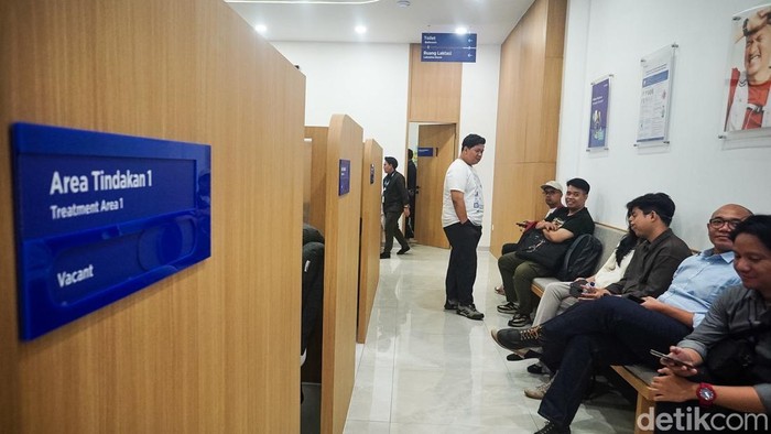Pengunjung melakukan registrasi sebelum mendapatkan layanan booster vitamin B complex di Klinik Bumame Kelapa Gading, Jakarta Utara, Jumat (18/9/2026).