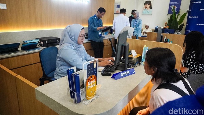 Pengunjung melakukan registrasi sebelum mendapatkan layanan booster vitamin B complex di Klinik Bumame Kelapa Gading, Jakarta Utara, Jumat (18/9/2026).