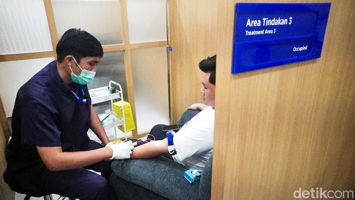 Pengunjung melakukan registrasi sebelum mendapatkan layanan booster vitamin B complex di Klinik Bumame Kelapa Gading, Jakarta Utara, Jumat (18/9/2026).