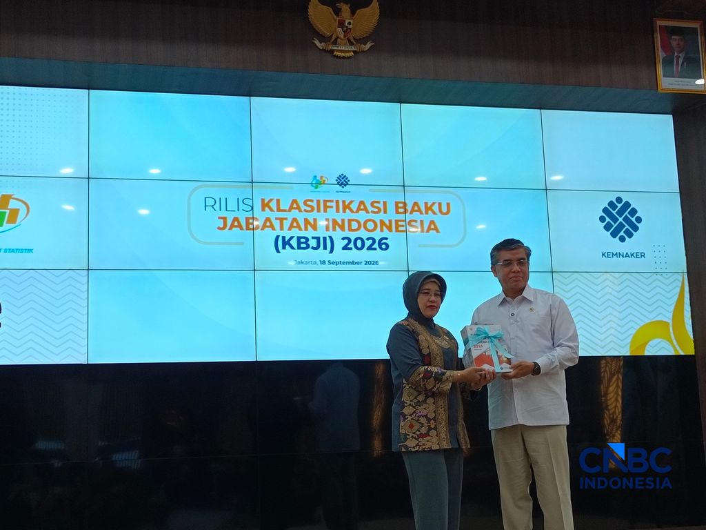 Menteri Ketenagakerjaan (Menaker) Yassierli bersama Kepala BPS Amalia Adininggar Widyasanti dalam acara peluncuran KBJI 2026 di Kantor Pusat BPS, Jakarta, Jumat (18/9/2026). (CNBC Indonesia/Martyasari Rizki) Menteri Ketenagakerjaan (Menaker) Yassierli bersama Kepala BPS Amalia Adininggar Widyasanti dalam acara peluncuran KBJI 2026 di Kantor Pusat BPS, Jakarta, Jumat (18/9/2026). (CNBC Indonesia/Martyasari Rizki)
