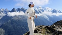 Merdi Octavia lega bisa sampai puncak Lac Blanc. Entah bagaimana aku berhasil mencapai puncak, Lac Blanc, tulisnya. (Foto: dok Instagram merdioctav)
