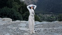 Penampilan Merdi Octavia saat hiking perdana langsung ke Lac Blanc, Prancis. Ia tampak memakai outfit serba putih. (Foto: dok Instagram merdioctav)