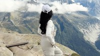 Merdi Octavia menikmati indahnya alam dari Lac Blanc. (Foto: dok Instagram merdioctav)