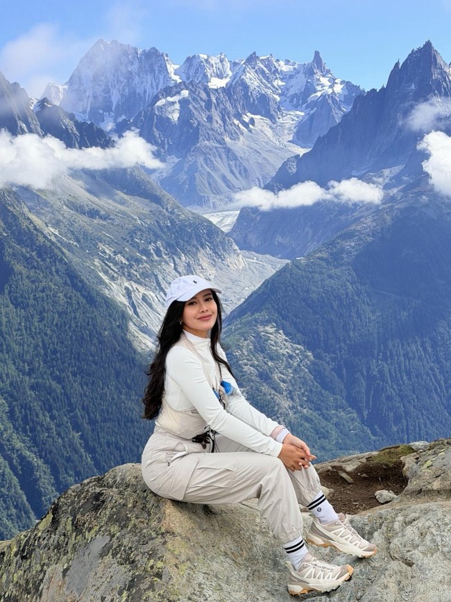 Merdi Octavia Nangis 5 Kali Hiking Perdana ke Lac Blanc!