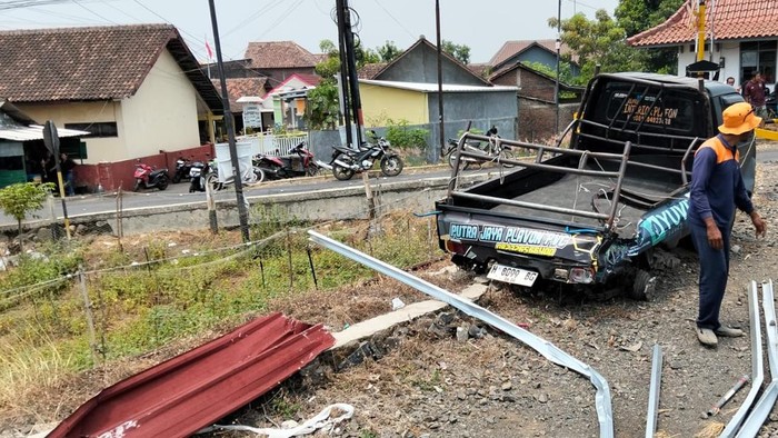 Kondisi mobil pikap usai tertabrak KA Sembrani di Weleri Kendal.