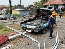 Video: Detik-detik Pikap Angkut Baja Tertabrak KA Sembrani di Kendal Jateng